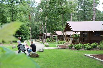 Outdoor lodge met hond