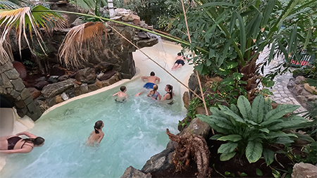 De wildwaterbaan in het Aqua Mundo van Center Parcs De Huttenheugte