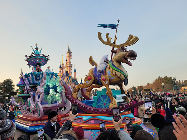 Een wagen met het Frozen Thema in de Disney Stars on Parade