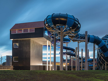 De spectaculaire glijbanen van het zwembad van vakantiepark Hof van Saksen