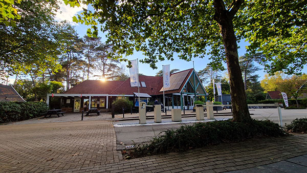 Parkshop en receptie van vakantiepark EuroParcs De Zanding.