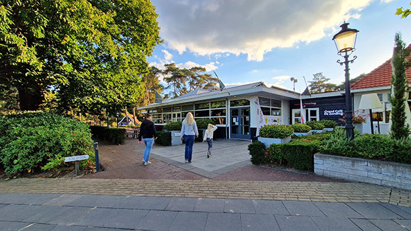 De snackbar met daarnaast sportcafé Tikie Trug van EuroParcs De Zanding.