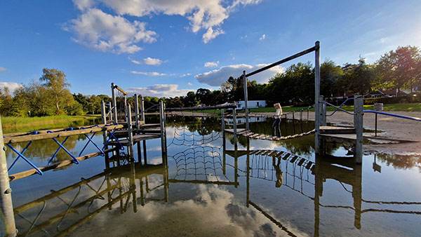 Speeltoestel in het de recreatieplas