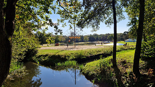 Speeltuin aan de zwemplas op vakantiepark EuroParcs De Zanding