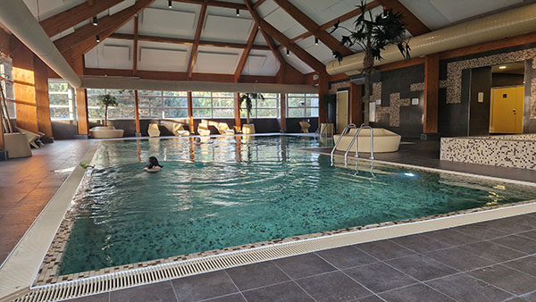 Het binnenbad van EuroParcs De Zanding.