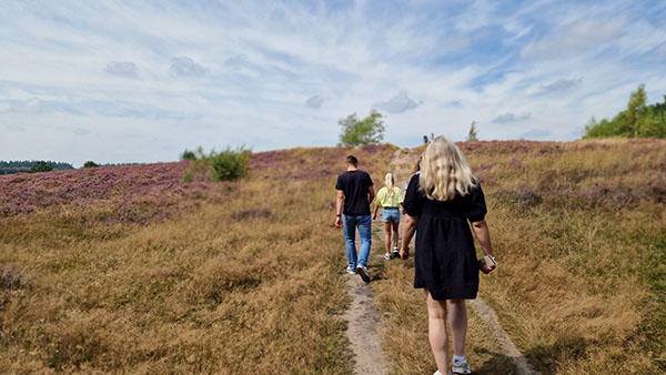 Gezin aan het wandelen in het natuurgebied naast Landal PUUR Exloo