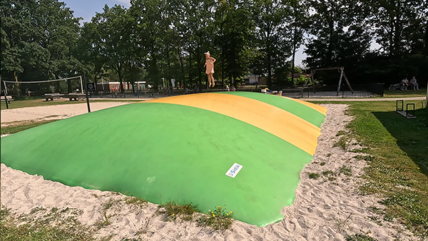 Meisje op de airtrampoline in de speeltuin op Landal Puur Exloo
