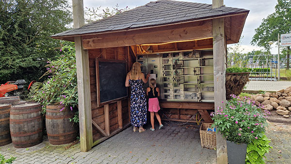 eierautomaat op het erf van Thale en Marlous Hulshof