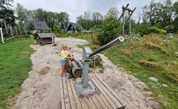 Meisje aan het spelen in de speeltuin van Landal Puur Exloo