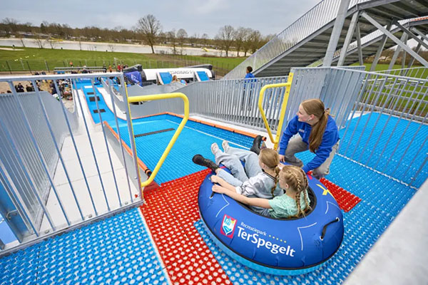 2 kinderen gaan van de TubbyJumb op vakantiepark TerSpegelt