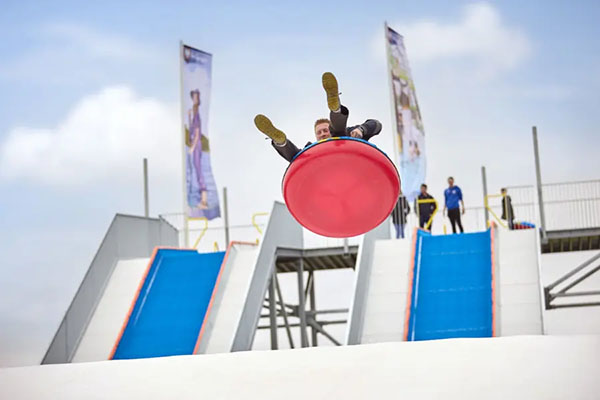 Man vliegt door de lucht op de TubbyJump van vakantiepark Terspegelt