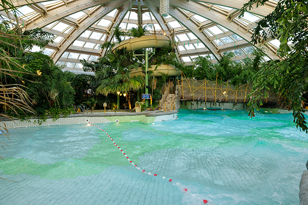 Het subtropische zwembad van Center Parcs de Huttenheugte