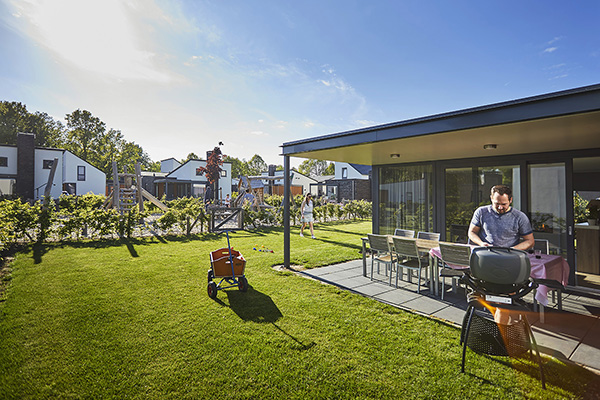 Een bungalow met omheinde tuin op vakantiepark De Leistert