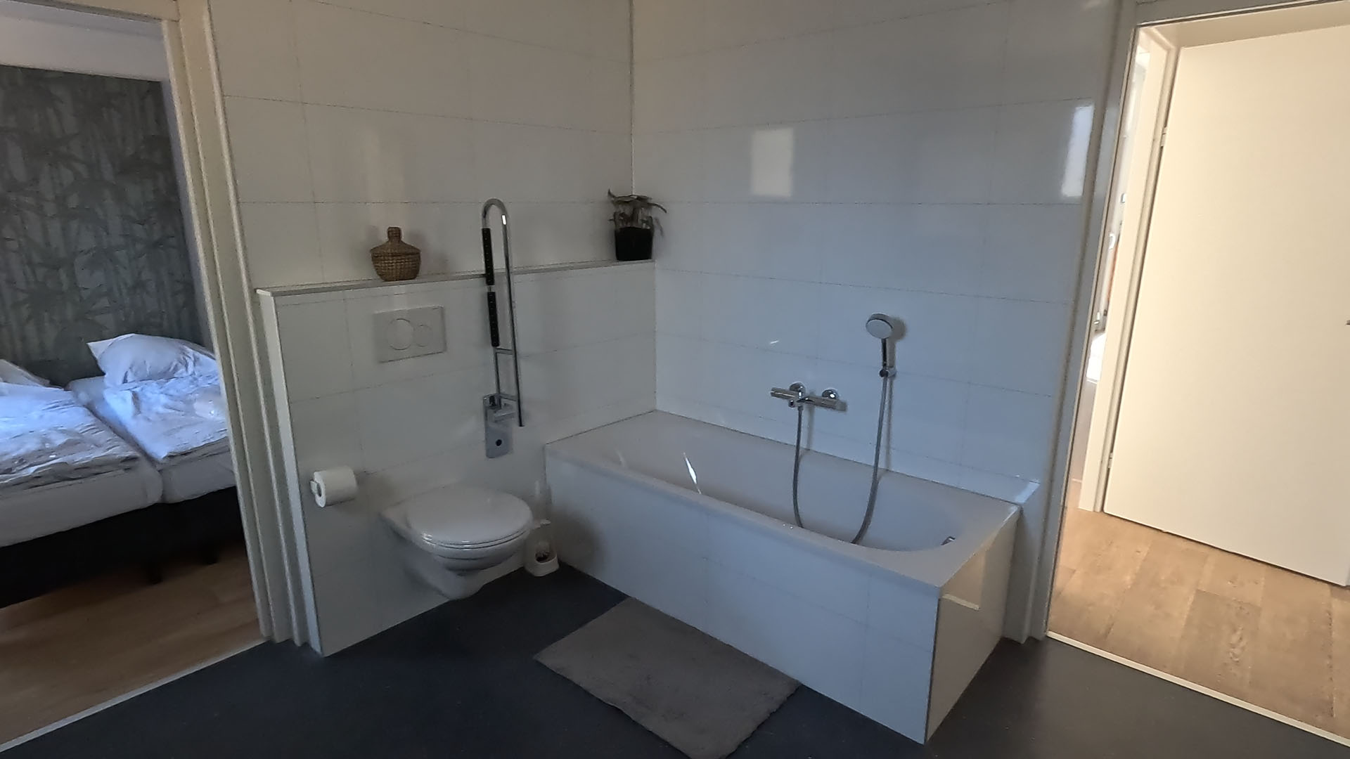 De ruime badkamer geschikt voor minder valide mensen van de L-Cube Miva 6