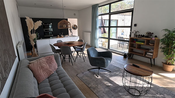 De woonkamer en keuken van de L-Cube Miva 6 op EuroParcs Beekbergen