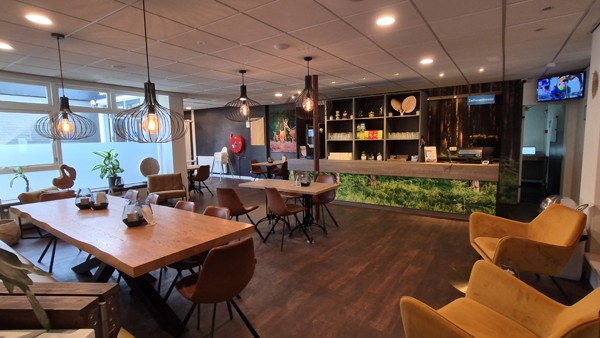 De huiskamer bij de receptie en parkshop