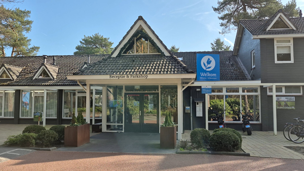 De receptie en parkshop van EuroParcs Beekbergen