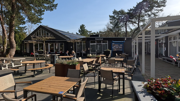 Het terras bij de parkshop en zwembad