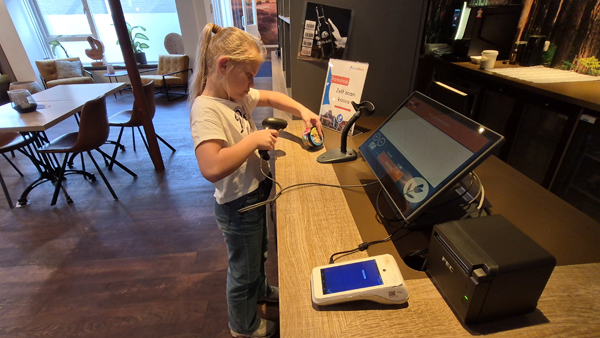 De zelfscan kassa in de parkshop van EuroParcs Beekbergen