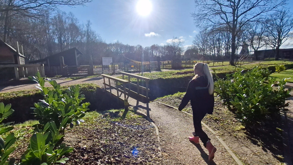 Pad naar de grote kinderboerderij op EuroParcs Ruinen