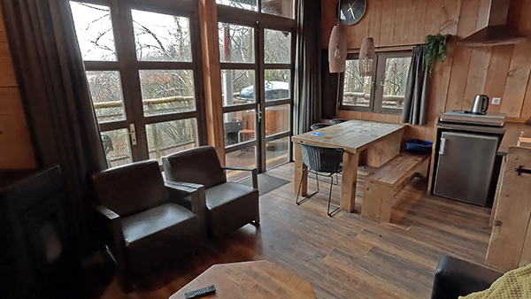 De woonkamer en keuken van de boomhut