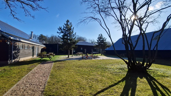 De kleine speeltuin tussen het zwembad, binnenspeeltuin en de Kidsclub