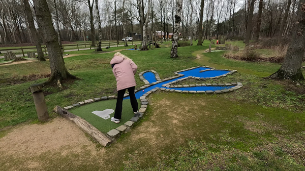 We spelen een potje minigolf op de minigolfbaan van EuroParcs Ruinen