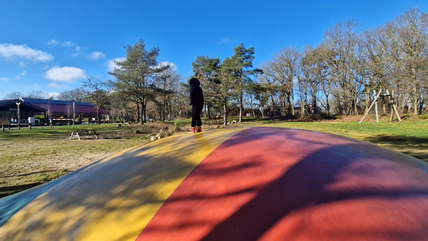 De speeltuin tegenover de receptie van EuroParcs Ruinen