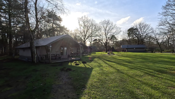 Veld met Glampingtenten