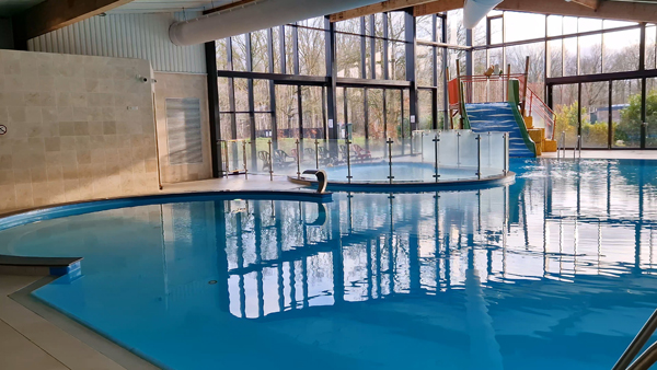 Het binnenbad van EuroParcs Ruinen