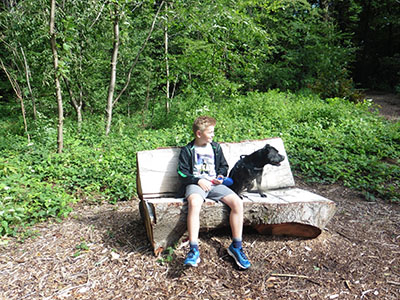 Jongetje met hond op vakantie in Limburg