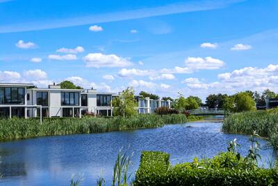 Holiday homes on the water at holiday park EuroParcs Bad Hulckesteijn