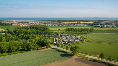 Luftaufnahme des kleinteiligen Ferienparks EuroParcs Bad MeerSee