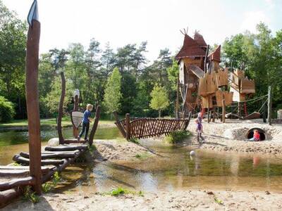 Schöner Spielplatz mit Kletterausrüstung und Wasser im Ferienpark Landal Miggelenberg