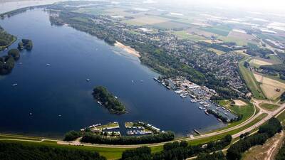 Luftbild vom Ferienpark Molecaten Park Kruininger Gors und dem Brielse Meer