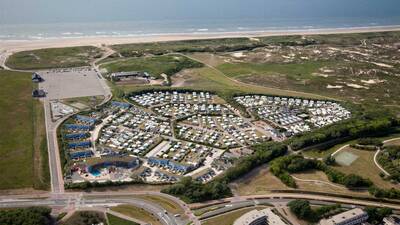 Luftaufnahme des Ferienparks Molecaten Park Noordduinen bei Katwijk aan Zee