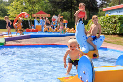 Children in the paddling pool of holiday park RCN De Noordster