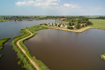 Luftbild vom Ferienpark RCN de Potten und dem Sneekermeer