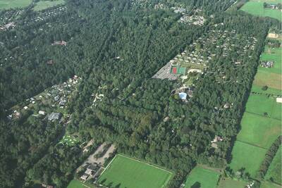 Luftaufnahme des Ferienparks Roompot Bospark de Schaapskooi und der Veluwe-Wälder
