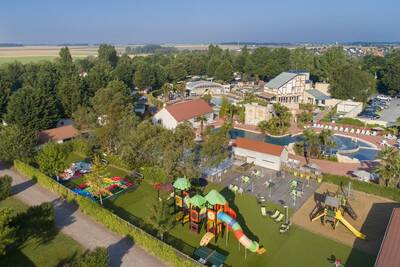 Luftaufnahme des Spielplatzes und des Swimmingpools des Ferienparks Roompot Côte de Nacre