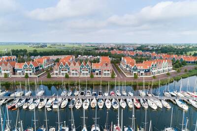Der Jachthafen und die Ferienhäuser im Ferienpark Roompot Marinapark Volendam
