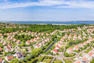 Luftaufnahme des Ferienparks Roompot Zeeland Village und des Grevelingenmeers