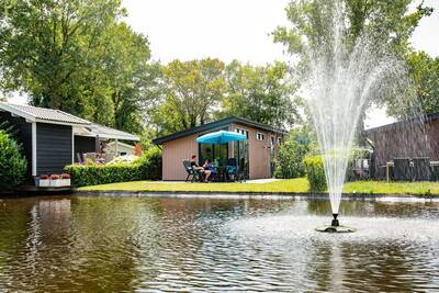 Lodges an einem Teich mit Springbrunnen im Ferienpark Topparken Résidence De Leuvert