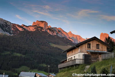 Vrijstaand chalet op Alps Resorts Alpendorf Dachstein West, met bergen op de achtergrond