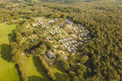 Luchtfoto van camping de Noetselerberg en de bossen van de Sallandse Heuvelrug