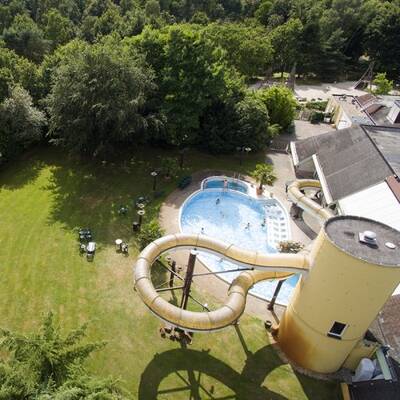 Luchtfoto van het buitenbad in het Aqua Mundo van Center Parcs Limburgse Peel