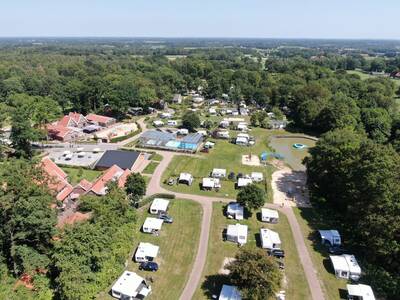 Luchtfoto van camping De Witte Berg bij Ootmarsum in Twente