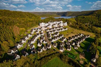 Luchtfoto van vakantiepark Dormio Eifeler Tor in de bossen en heuvels