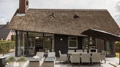 Luxe vakantiehuis met rieten dak op vakantiepark Dutchen Villapark Mooi Schoorl