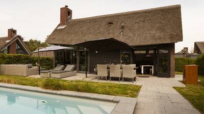 Luxe vakantiehuis met privé zwembad op vakantiepark Dutchen Villapark Mooi Schoorl